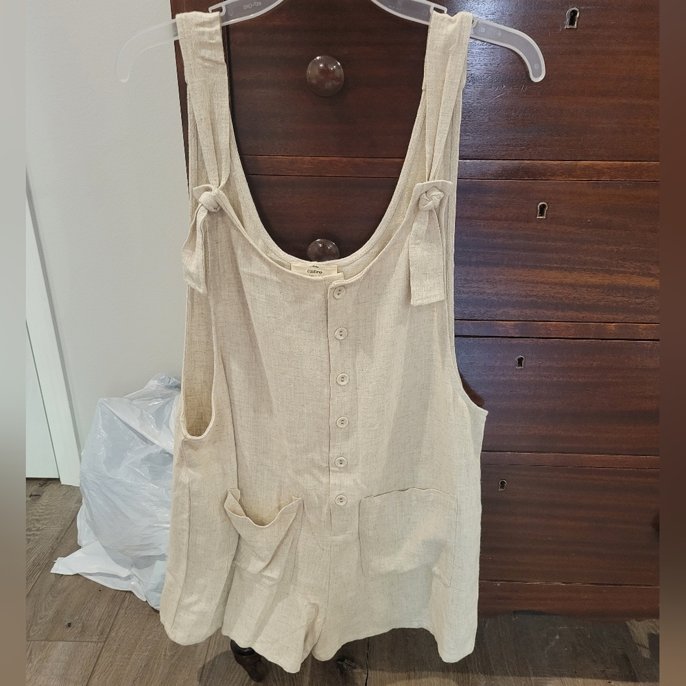 Buttoned romper with two front pockets